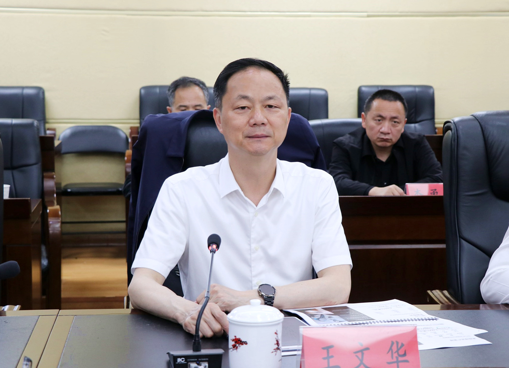 4.19书记与客商洽谈()永续能源2_副本.jpg 4.19书记与客商洽谈()永续能源2_副本.jpg