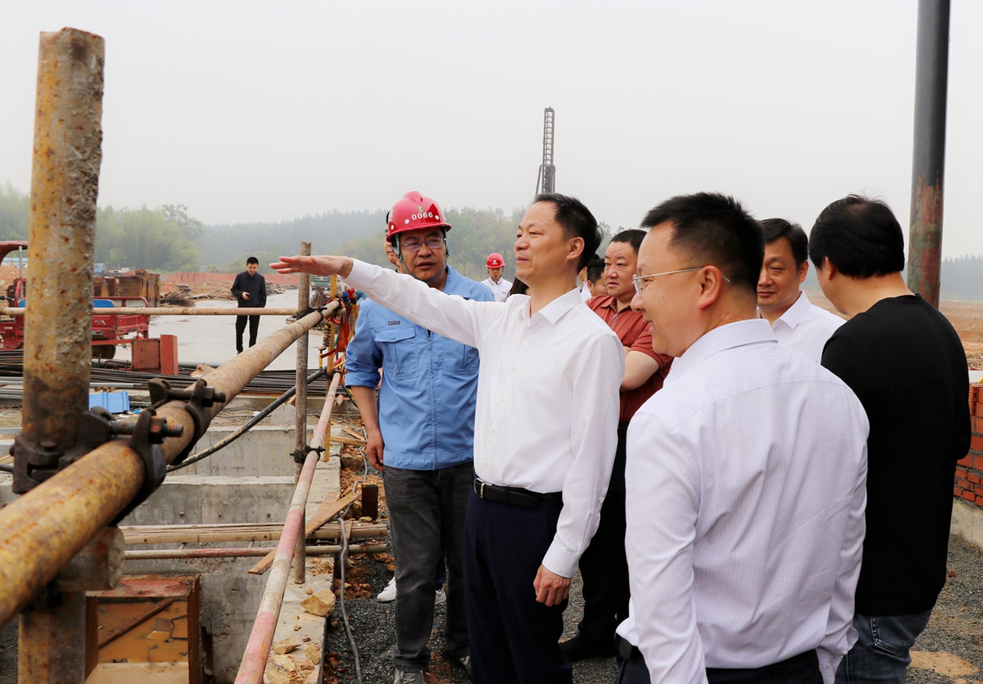 4.25书记 调研园区产业项目建设3_副本.jpg 4.25书记 调研园区产业项目建设3_副本.jpg