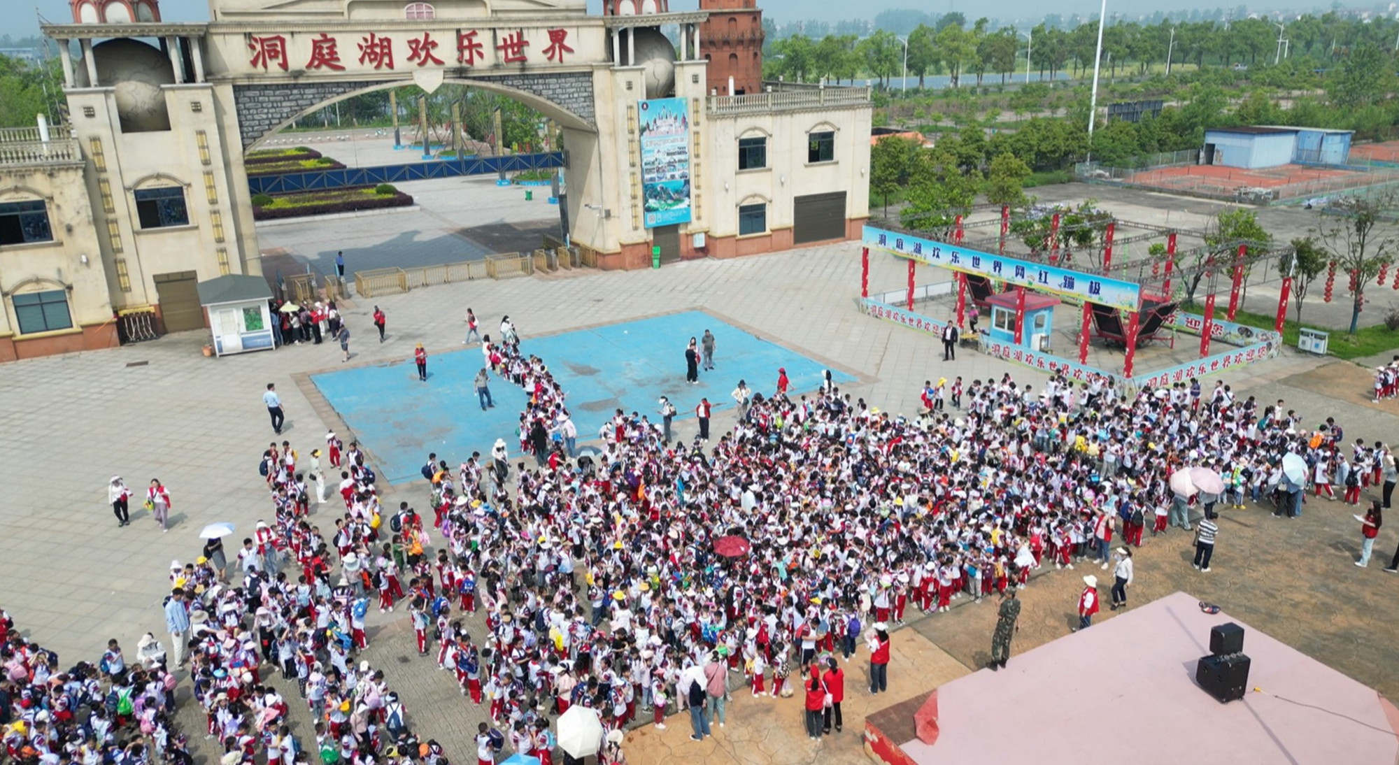 欢乐世界研学航拍_副本.jpg
