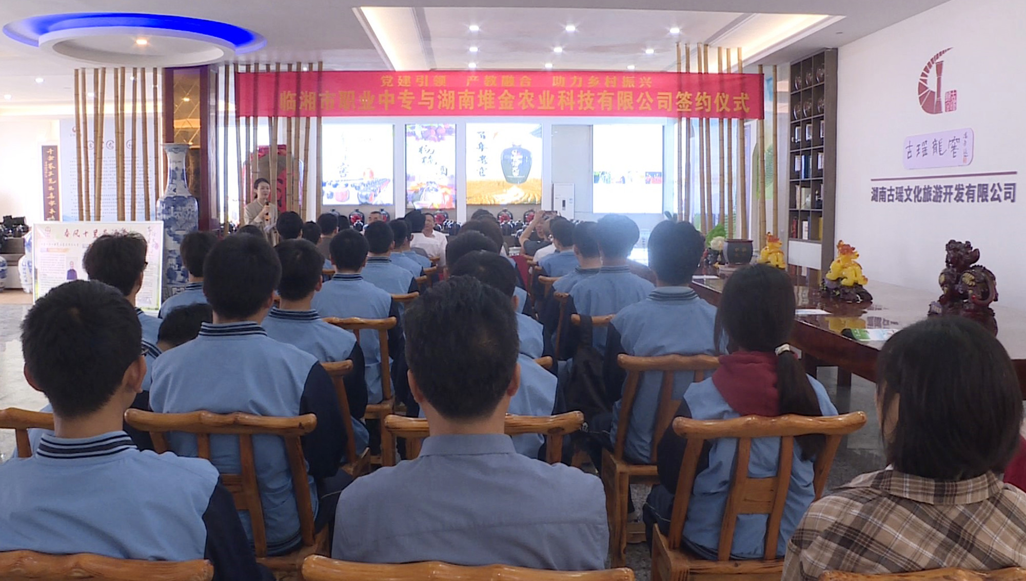 职高签约仪式_副本.jpg