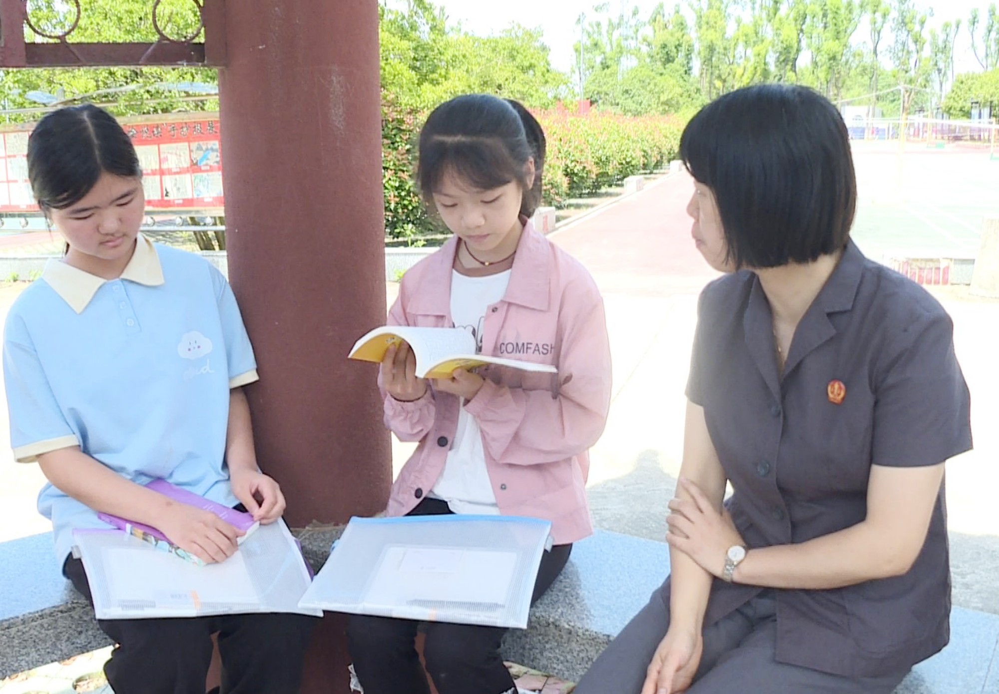 法院进校园003_副本.jpg 法院进校园003_副本.jpg