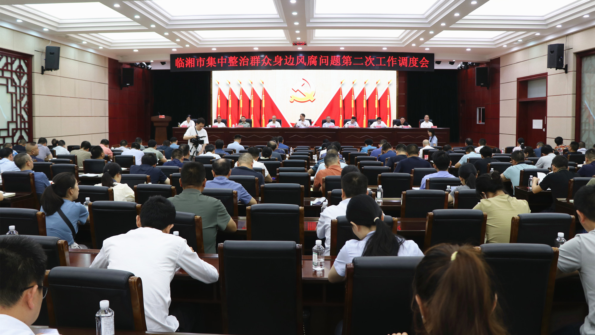 6.19书记市长 集中整治群众身边风腐问题调度会5_副本.jpg