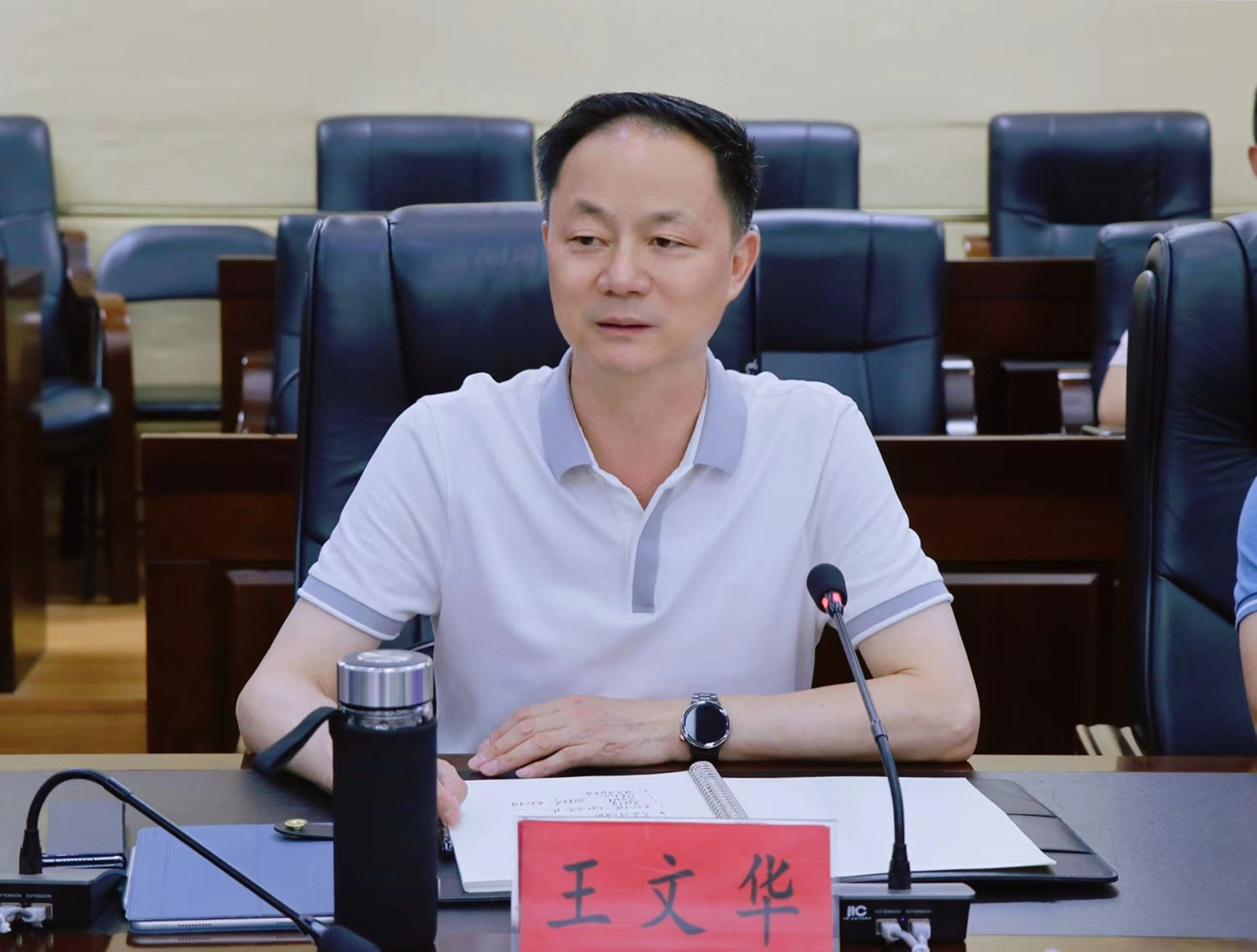 6.18书记 与客商洽谈 2副本_副本.jpg