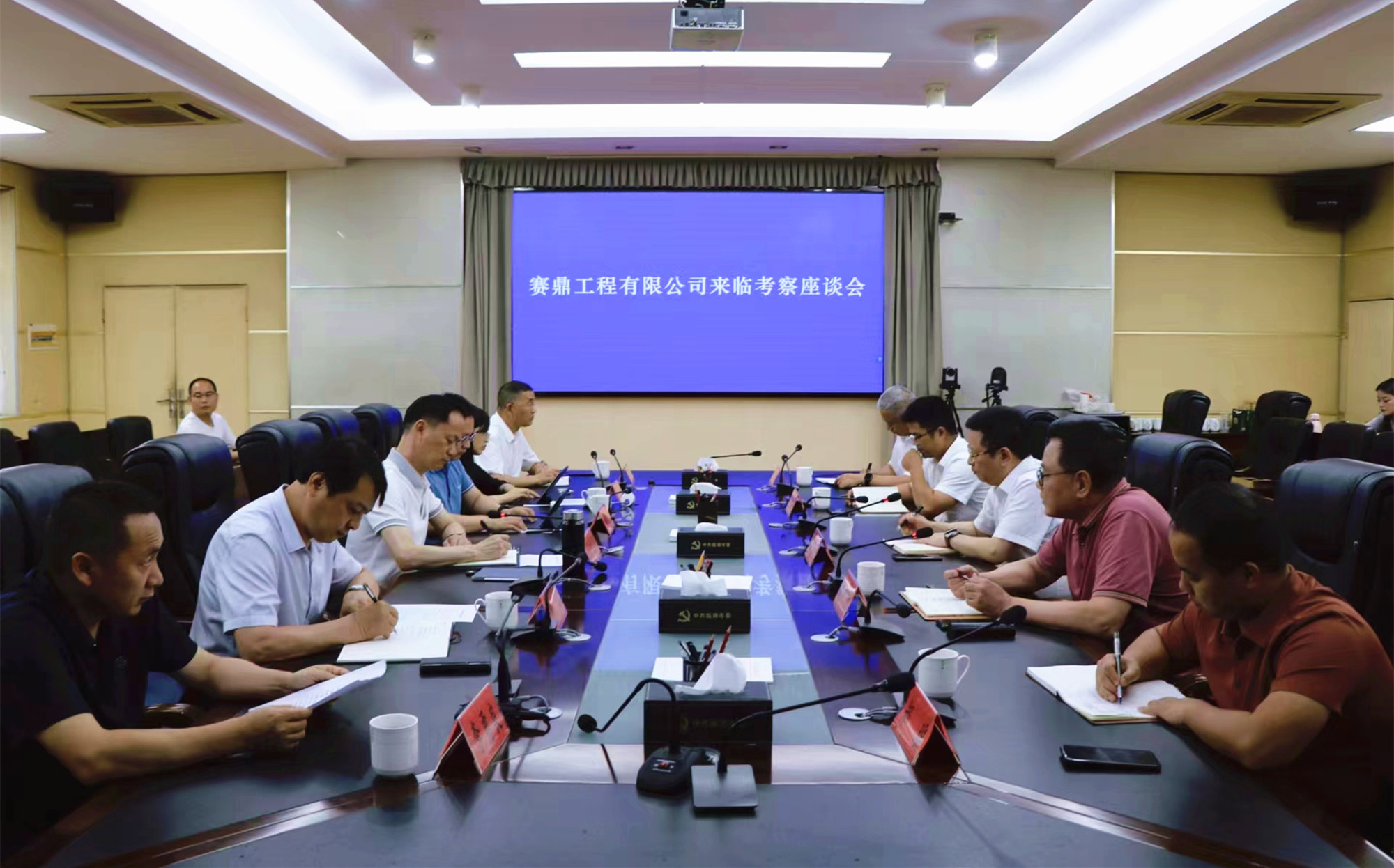 6.18书记 与客商洽谈 1副本_副本.jpg