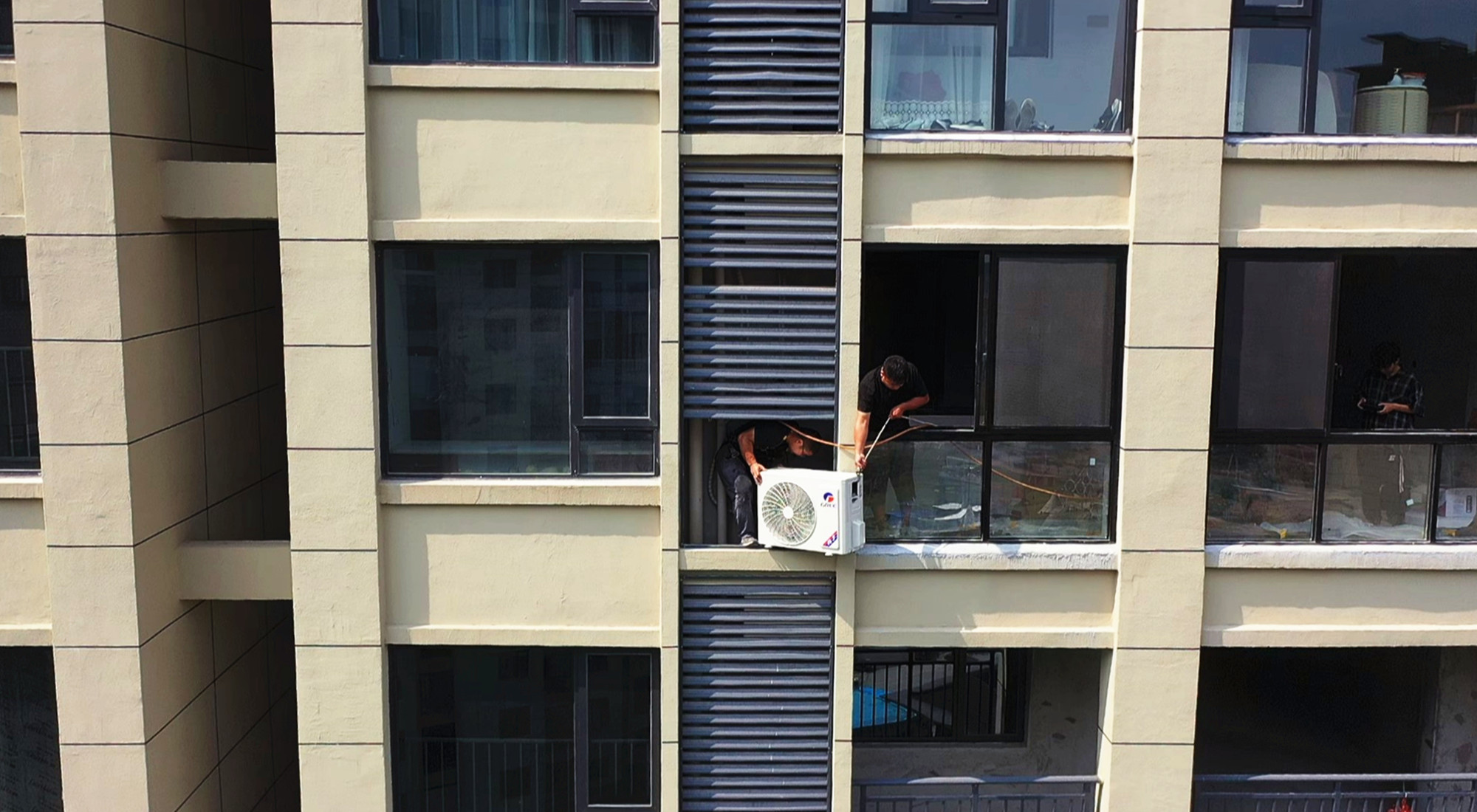 空调安装工002_副本.jpg 空调安装工002_副本.jpg