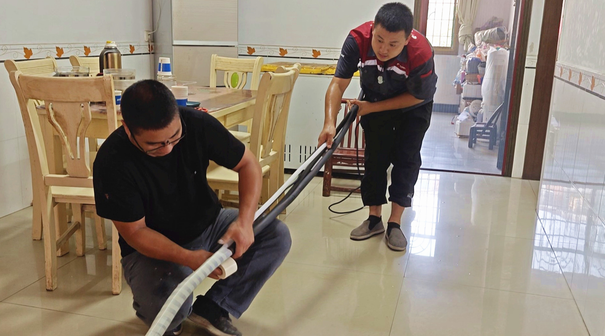 空调安装工016_副本.jpg 空调安装工016_副本.jpg