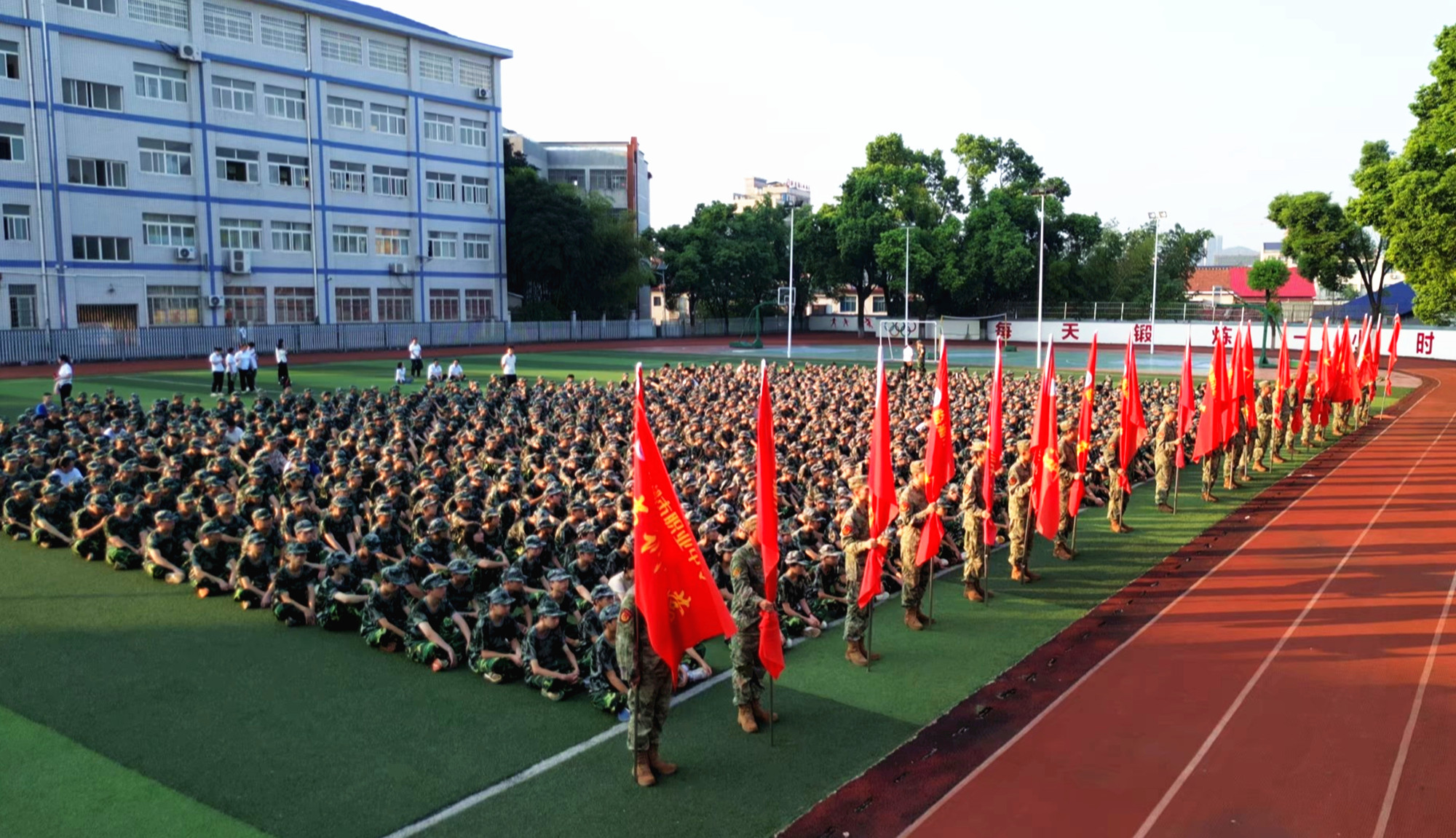 职高军训002_副本.jpg 职高军训002_副本.jpg