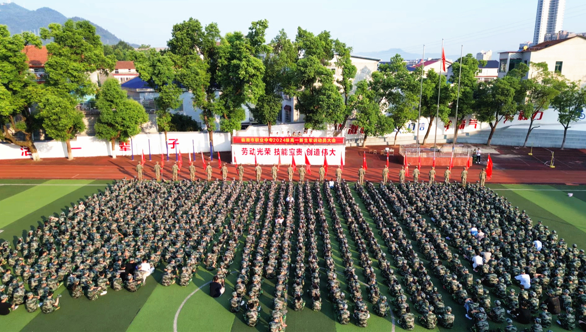 职高军训_副本.jpg 职高军训_副本.jpg