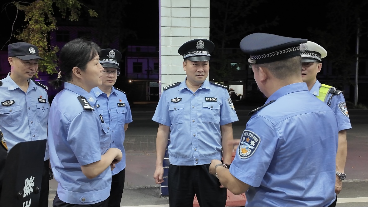 公安局领导.jpg 公安局领导.jpg