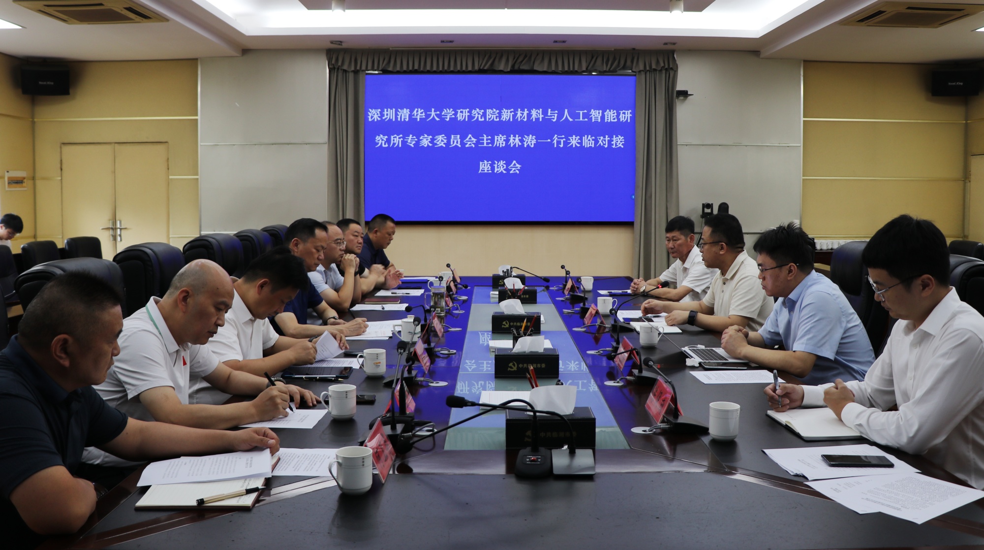 书记洽谈.jpg