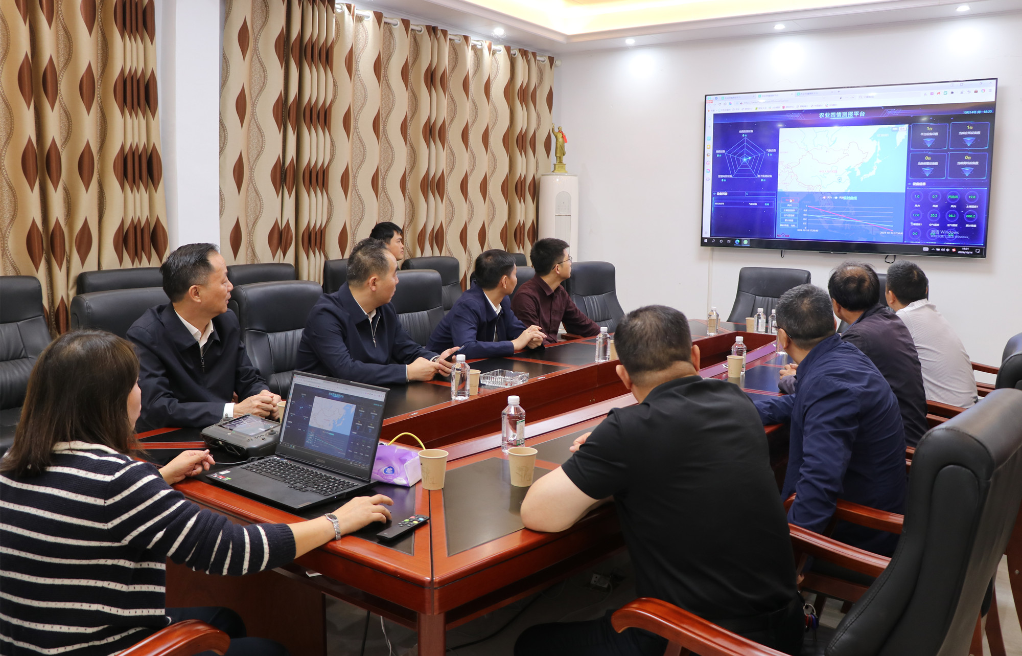 IMG_459410.14书记调研聂市农业生产_副本.jpg
