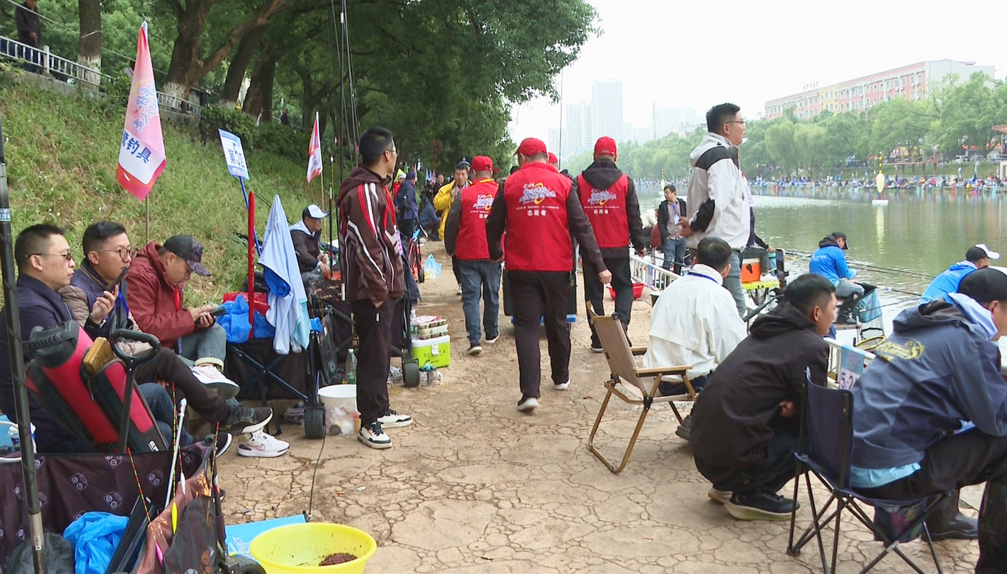 志愿者助力垂钓010_副本.jpg 志愿者助力垂钓010_副本.jpg