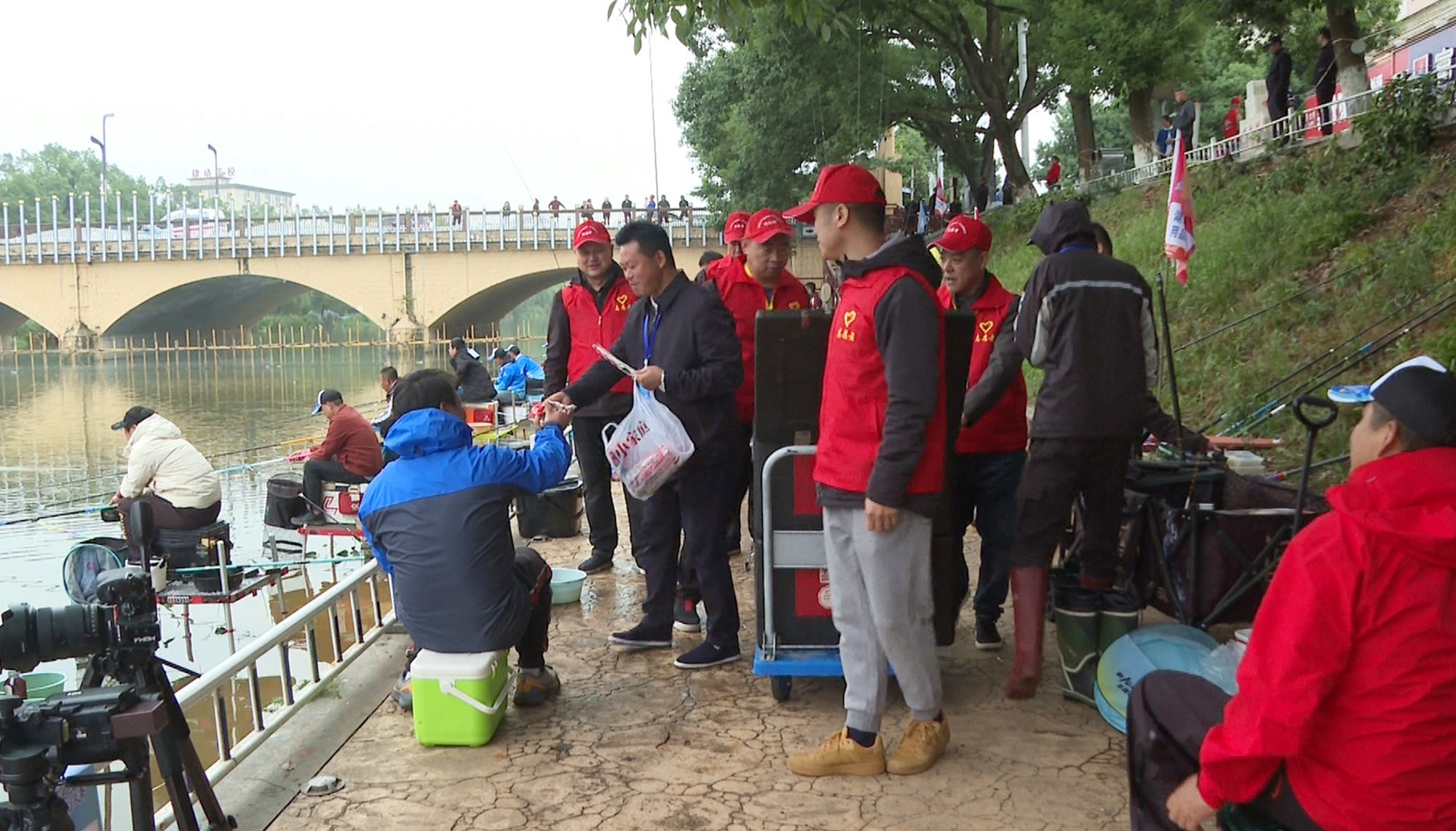 志愿者助力垂钓012_副本.jpg 志愿者助力垂钓012_副本.jpg