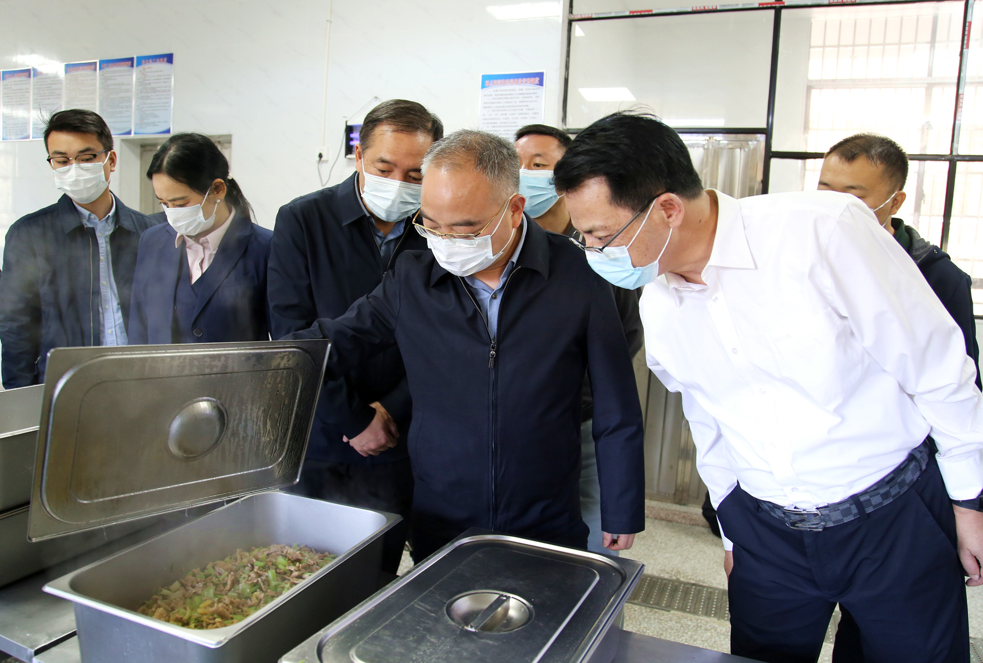 IMG_5639_为进一步筑牢校园食品安全屏障，全力守护师生“舌尖上的安全”。10月23日上午，市委副书记、市长刘琦带队对我市多所学校进行了食品安全督导检查，副市长黎建平、方虹及相关部门单位负责人副本.jpg
