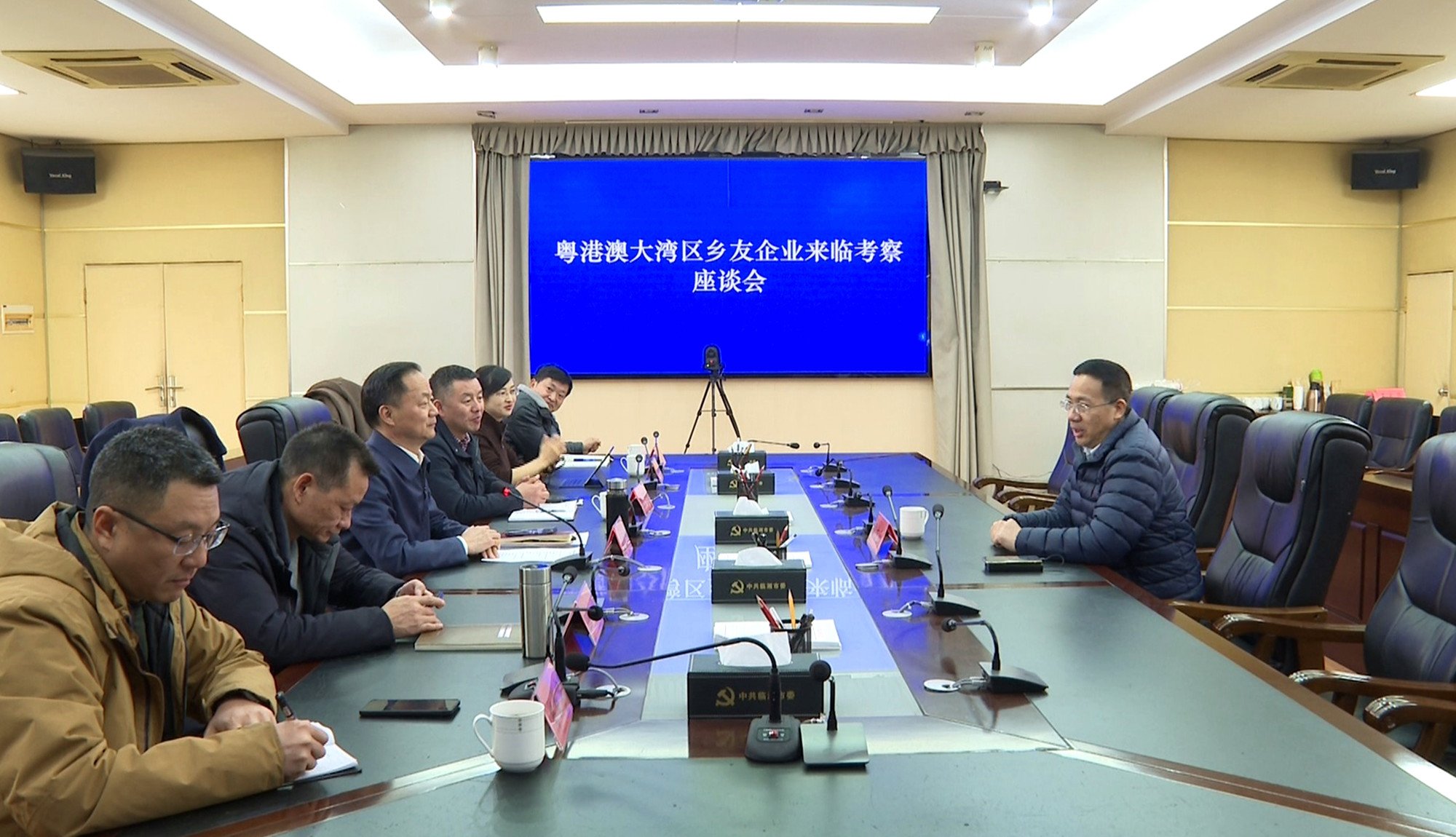 1230 王文华会见粤港澳大湾区乡友企业家001_副本.jpg