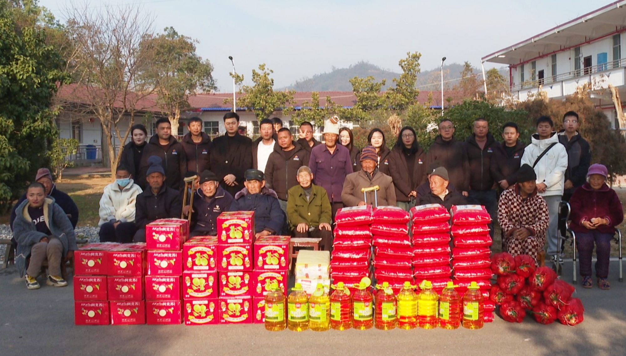 爱心企业慰问005_副本.jpg 爱心企业慰问005_副本.jpg