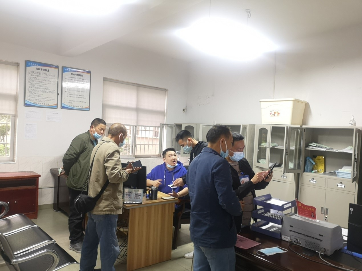 窗口工作人员指导用户如何在手机上办理业务.png