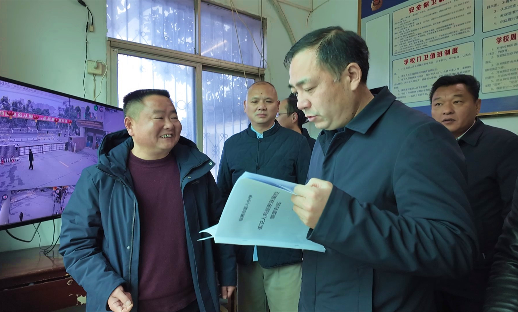 0214 市领导督导春季开学和学校安全工作001_副本.jpg