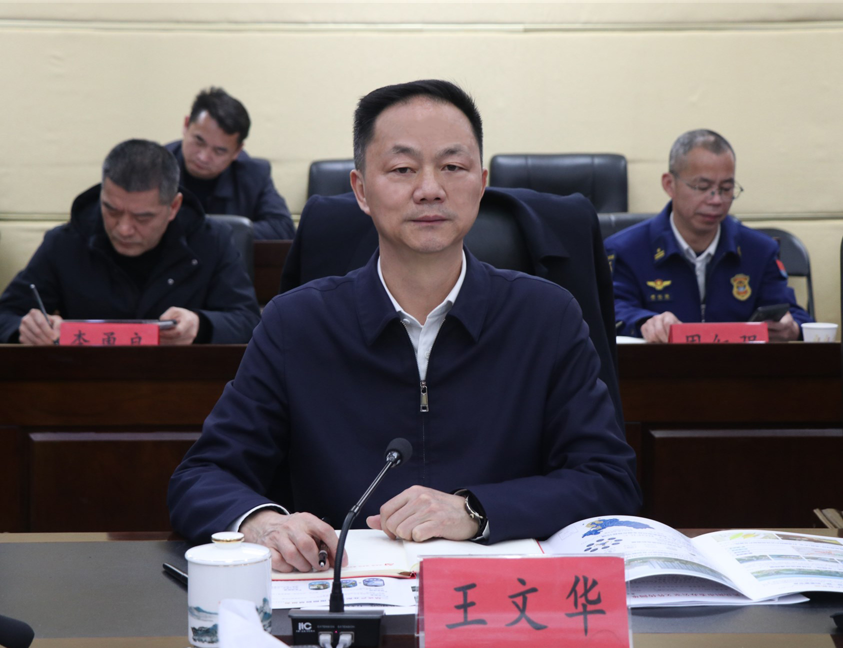 王文华与吉成实业集团代表团洽谈合作项目推进事宜02.jpg