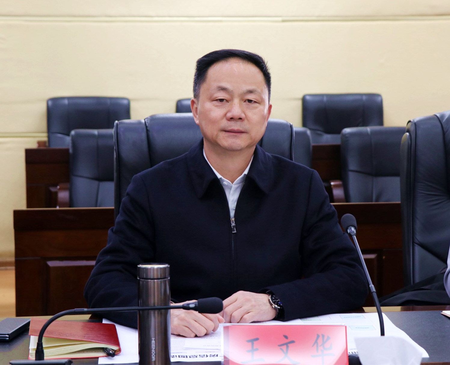 2.26书记与客商洽谈（中铁八局）IMG_0410_副本.jpg