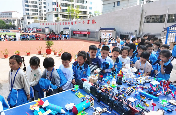 0410 六完小学举办校园科技 .g_副本_副本.jpg