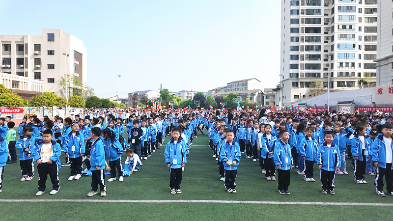0410六完小学举办校园科技节 _副本.jpg