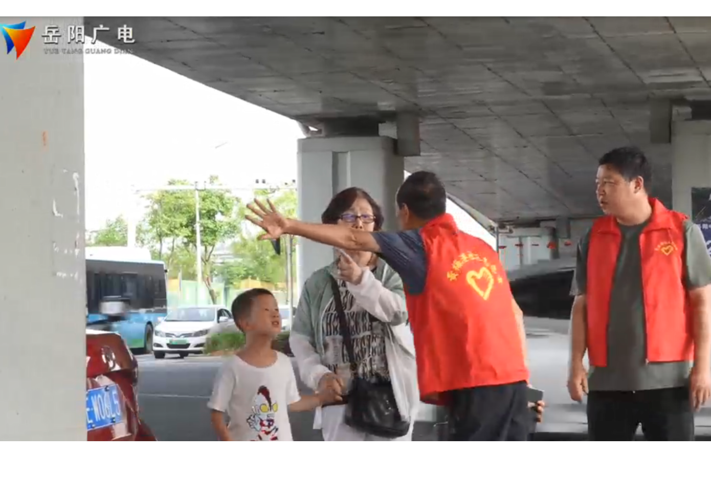 【岳阳有礼·文明有"范"】黄梅港社区志愿者点亮文明之光  