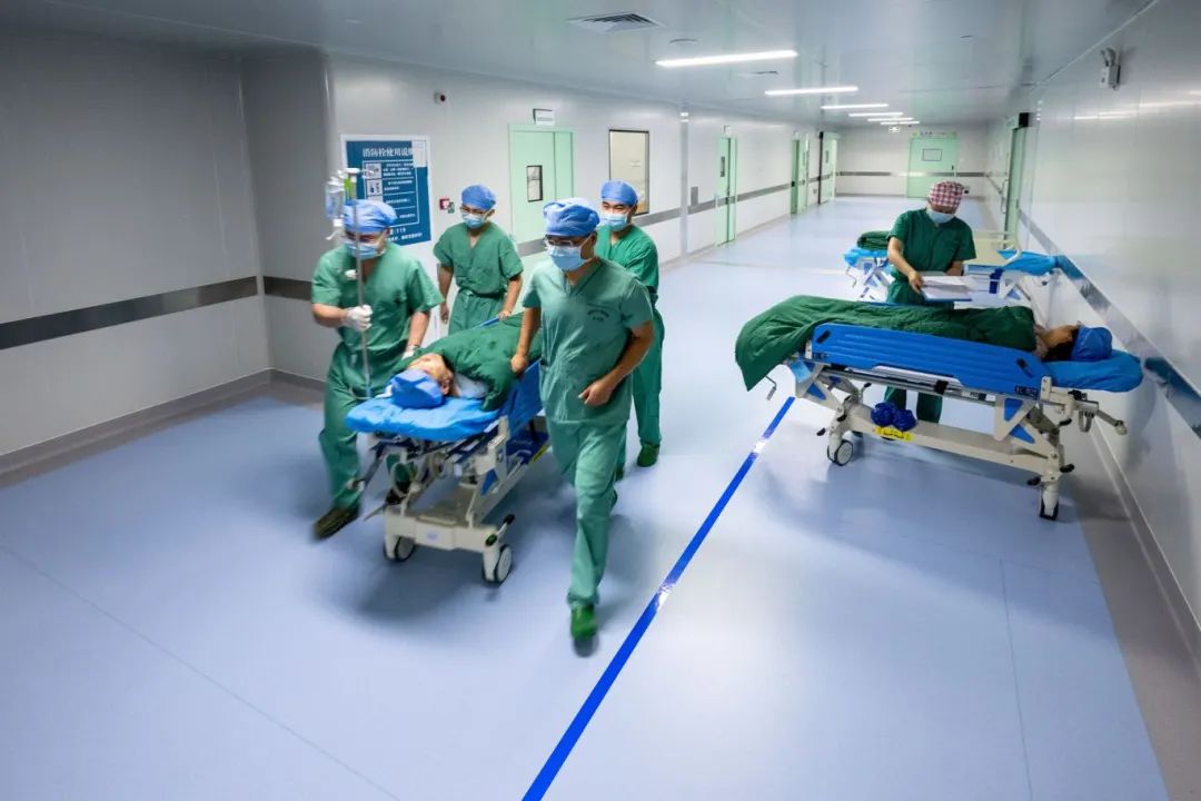 图1.麻醉医生巡回护士与手术医生共同转运患者_看图王.jpg