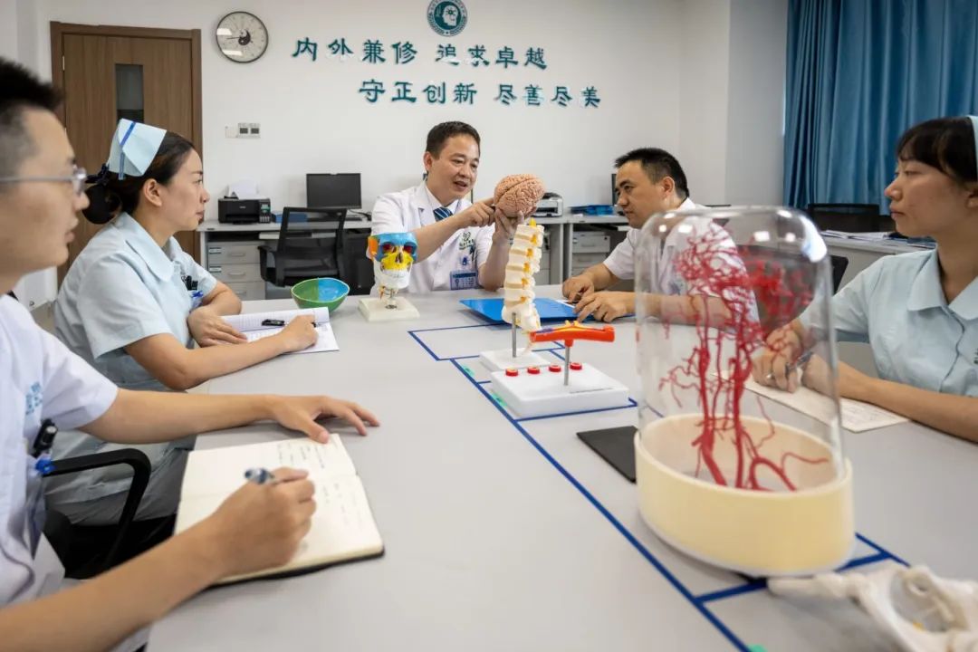 图1. 钟斌主任带领科室团队讨论脑肿瘤术前手术方案_看图王.jpg