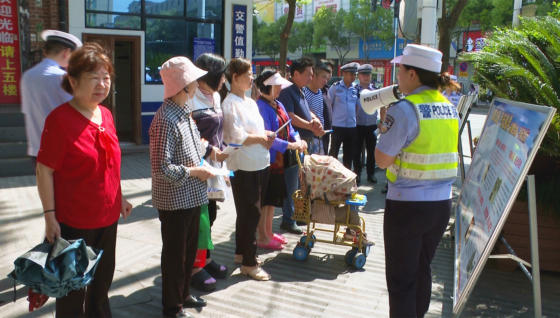 0514 市公安交警大队持续宣传行人安全知识 提升市民安全意识1_副本.jpg