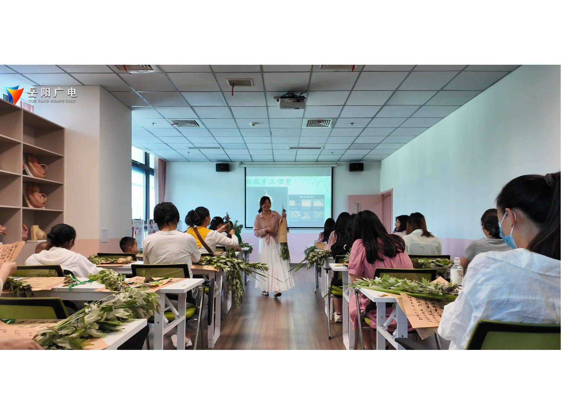 岳阳市妇幼保健院孕妇学校举办端午胎教手工课