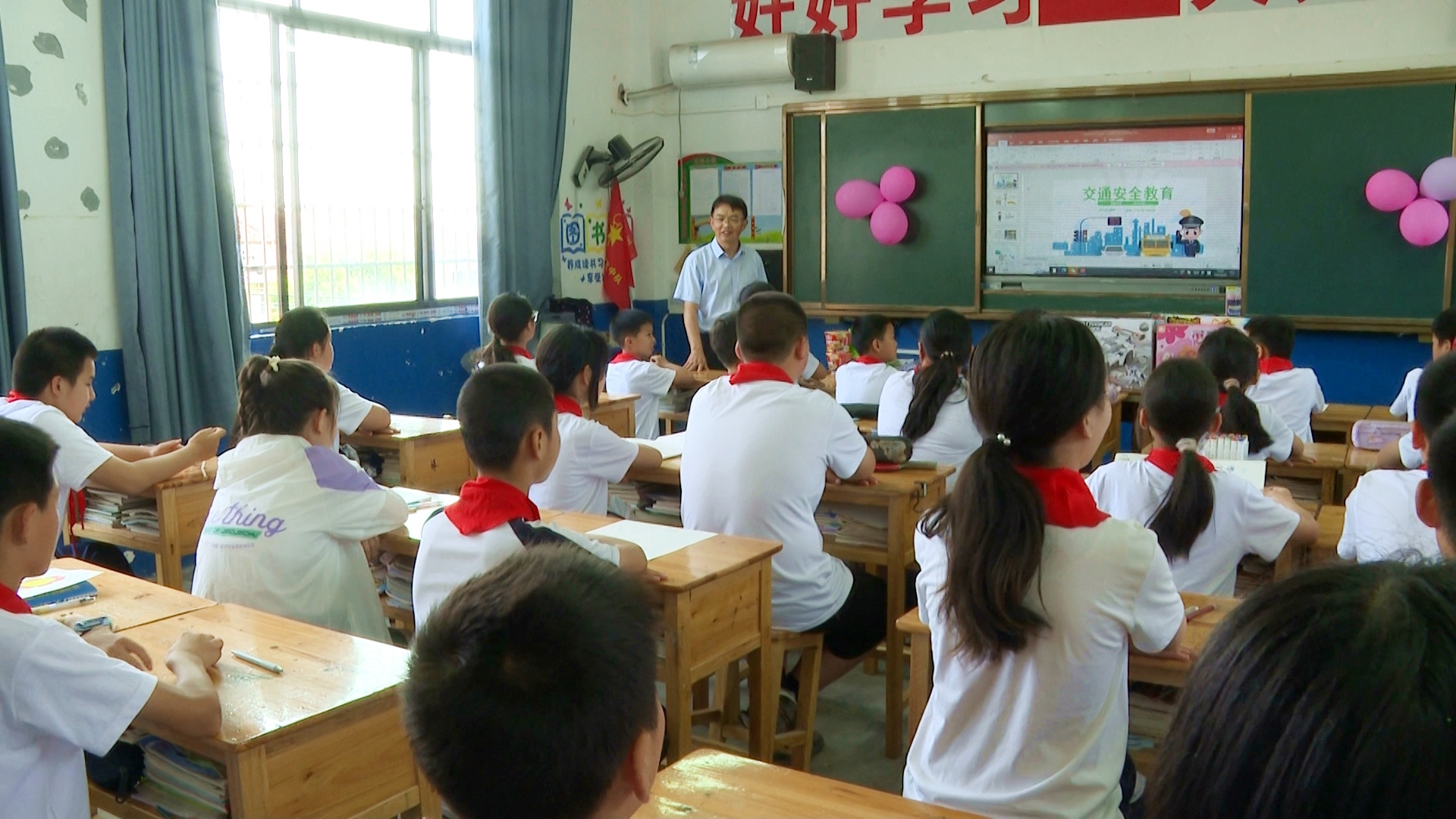 0530 我市开展“润心伴成长 同心护未来”六一儿童节关爱活动（李德军）1_副本.jpg