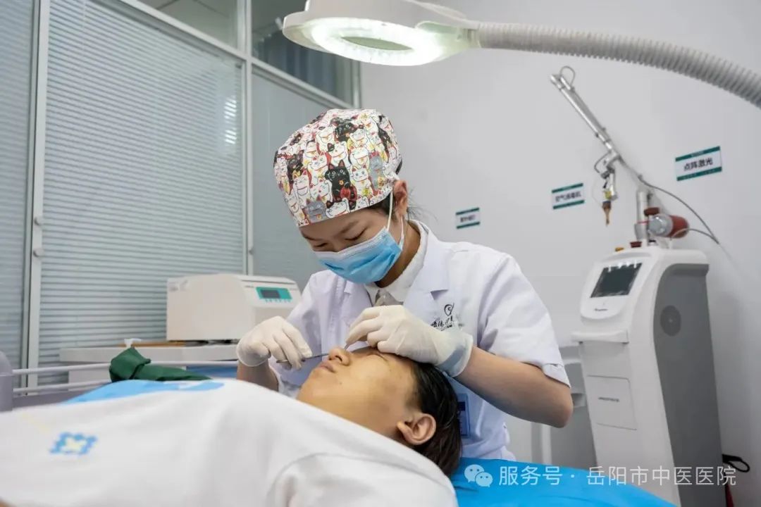 图三、顾客术后拆线.jpg