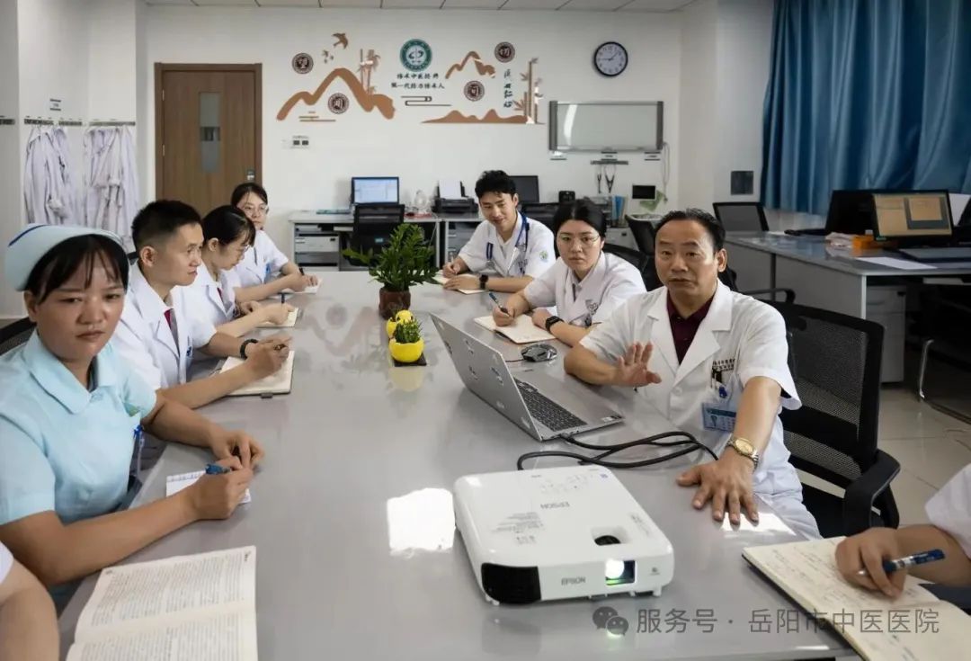 图1. 艾金长主任（右一）参加医生业务学习、疑难患者病例讨论.jpg