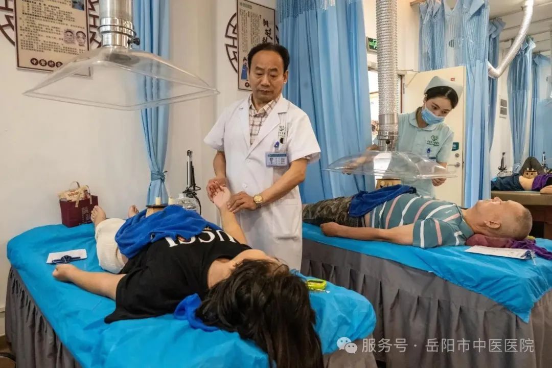 图8. 艾金长主任为治疗中患者诊脉.jpg