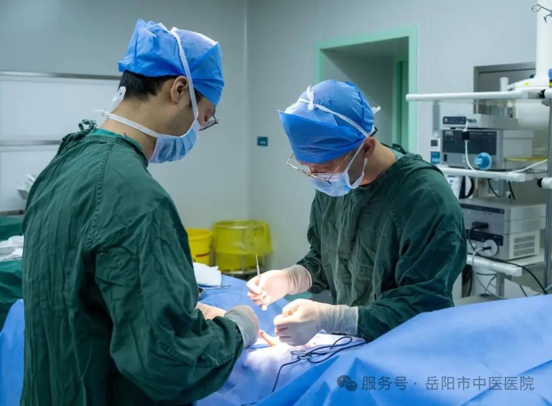 图2.周震主任为患者做阴痉畸形整形术.jpg