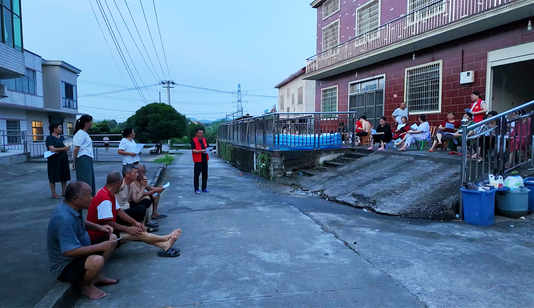 0708 五里牌街道：屋场会上话禁烧 共筑生态绿色梦1_副本.jpg
