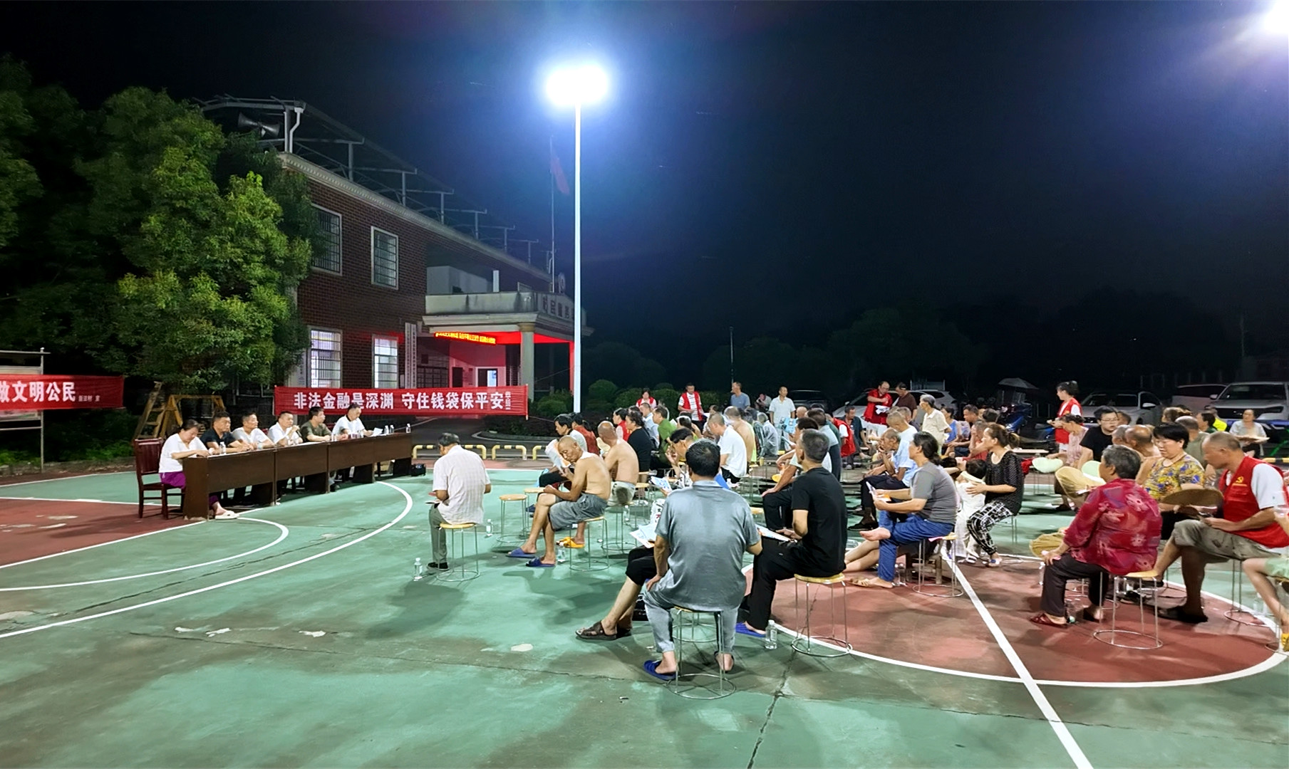 0708 忠防镇：屋场会里话安全 “秸”尽所能护蓝天_副本.jpg