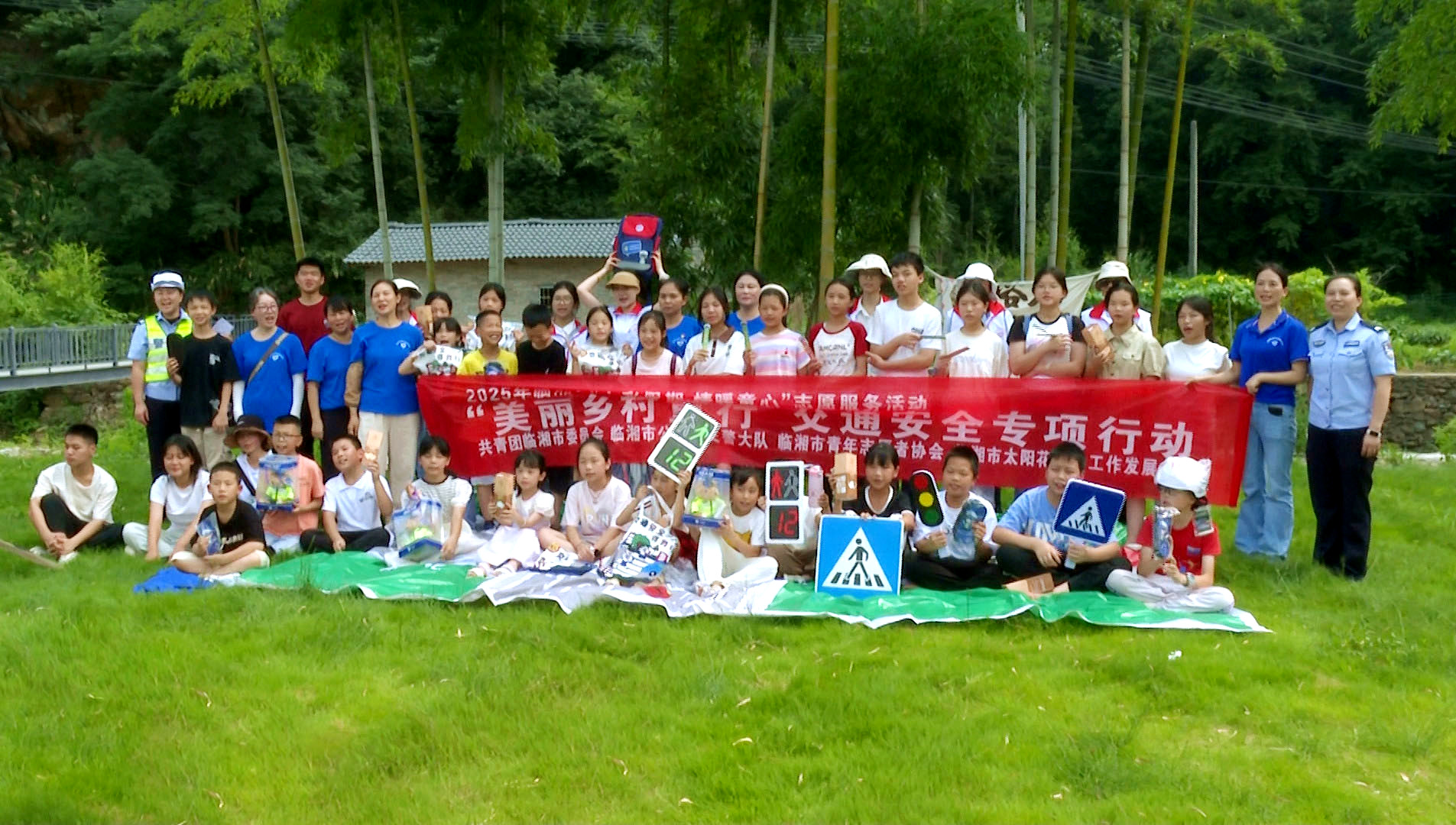 0708 市公安交警大队开展暑期 “一老一小” 道路交通安全宣传活动2_副本.jpg