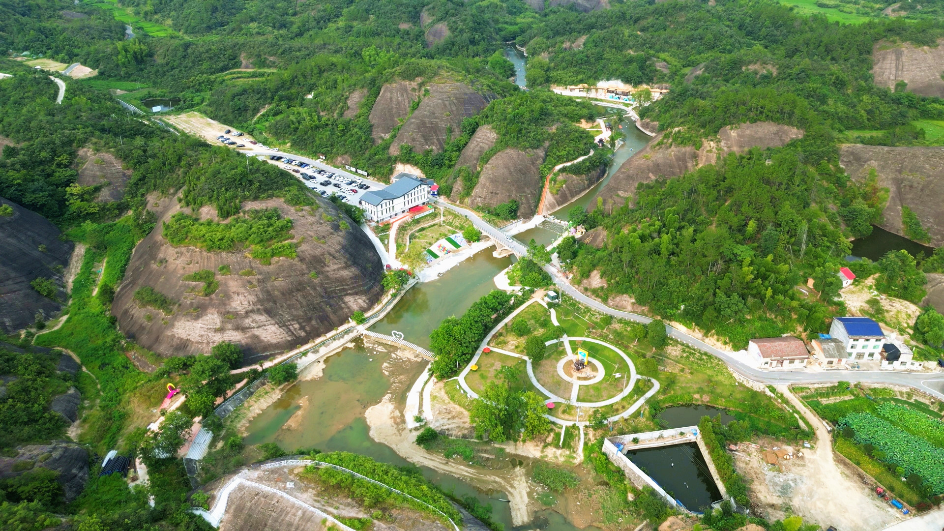 0710 大石坳仙境景区：“水上丹霞”勾勒清凉“热经济”_副本.jpg