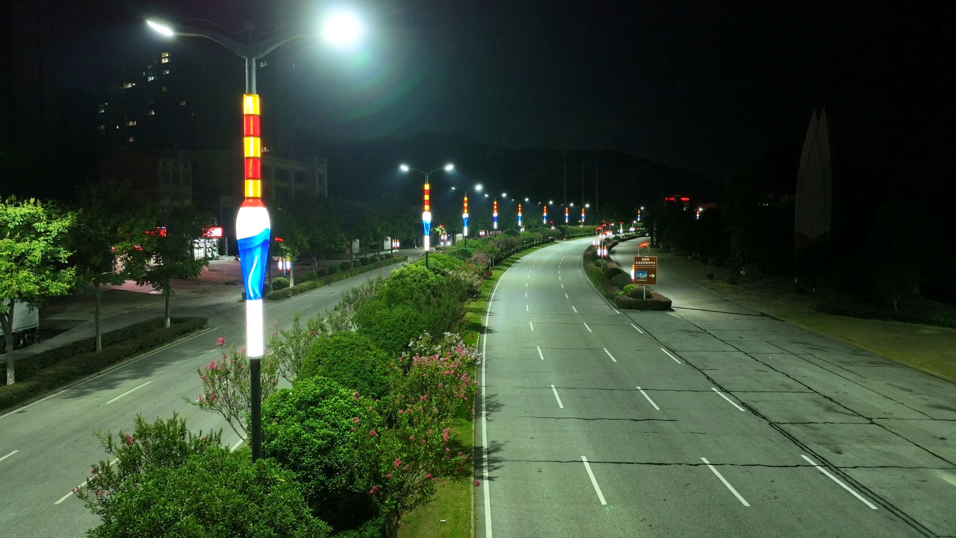 0819临湘大道121基“浮标路灯”竣工亮灯1_副本.jpg