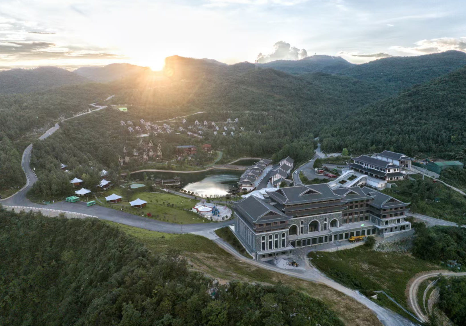 “湘见张家界 爱在七星山”七夕交响云游会在张家界七星山浪漫上演