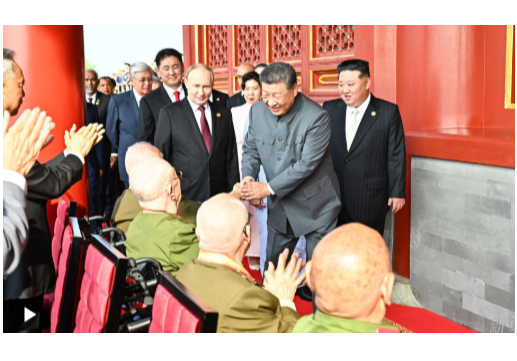致敬英雄！习近平与天安门城楼观礼席的抗战老兵亲切握手
