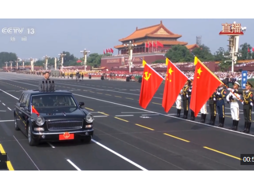习近平以注目礼向党旗、国旗、军旗庄严致敬