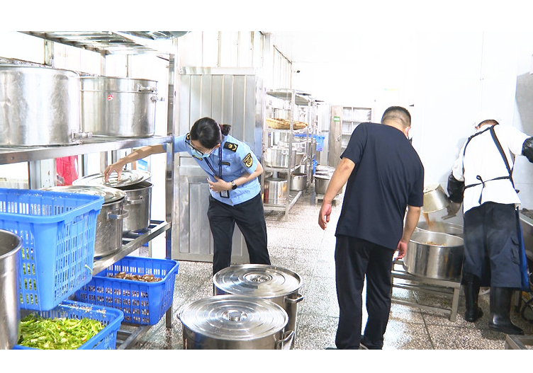 长安街道联合市市场监督管理局开展校园食品安全检查