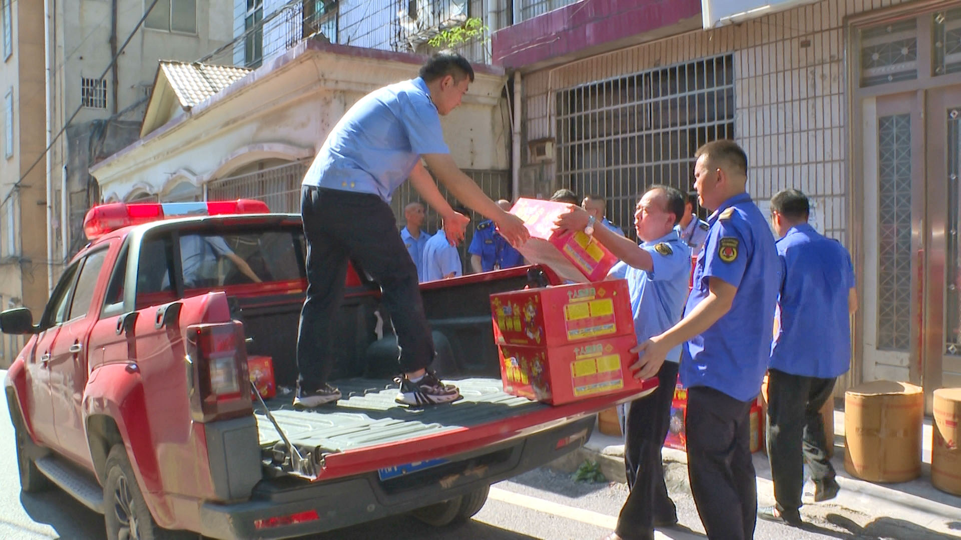 0917 烟花爆竹 “打非治违” 不松劲：多部门联合整治南太路一民房隐患.jpg