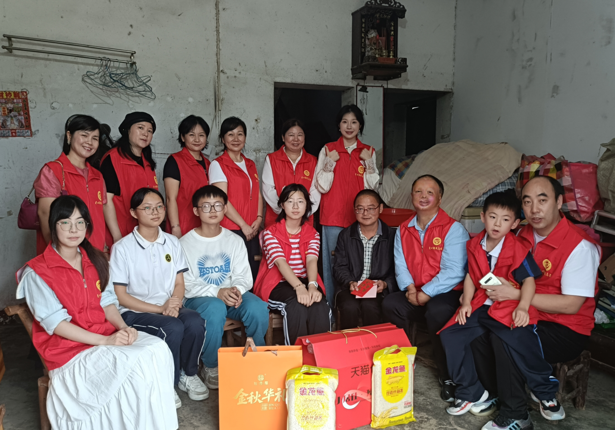 祝“双节快乐” 岳阳爱心助残志愿者为困难残疾人送节日礼物