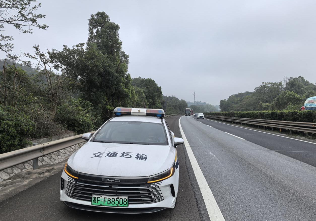 高速路旁焚烧杂草  交通执法人员及时处置
