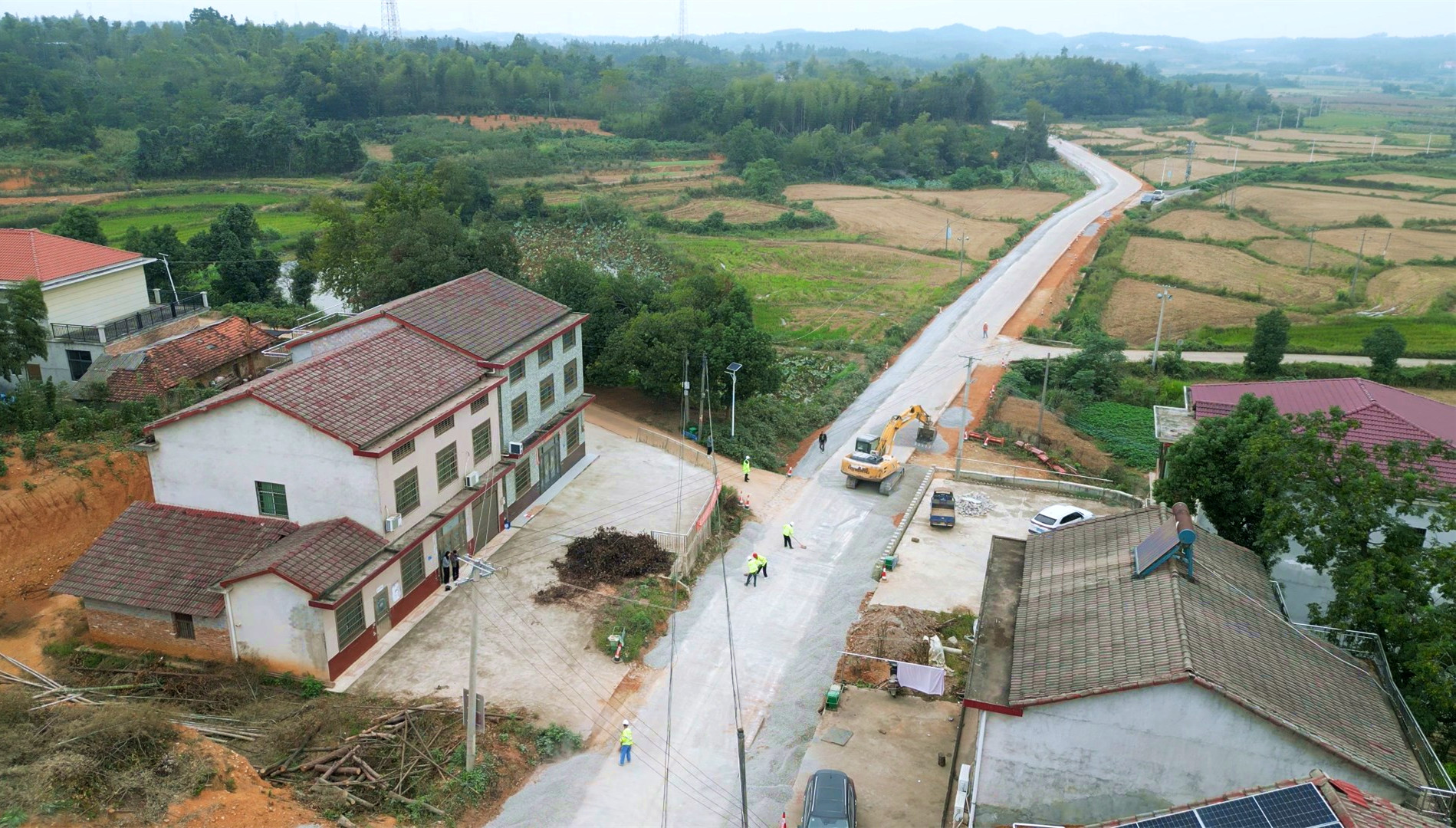 1015 S301定湖至丁坊公路路面改善工程稳步推进3_副本.jpg