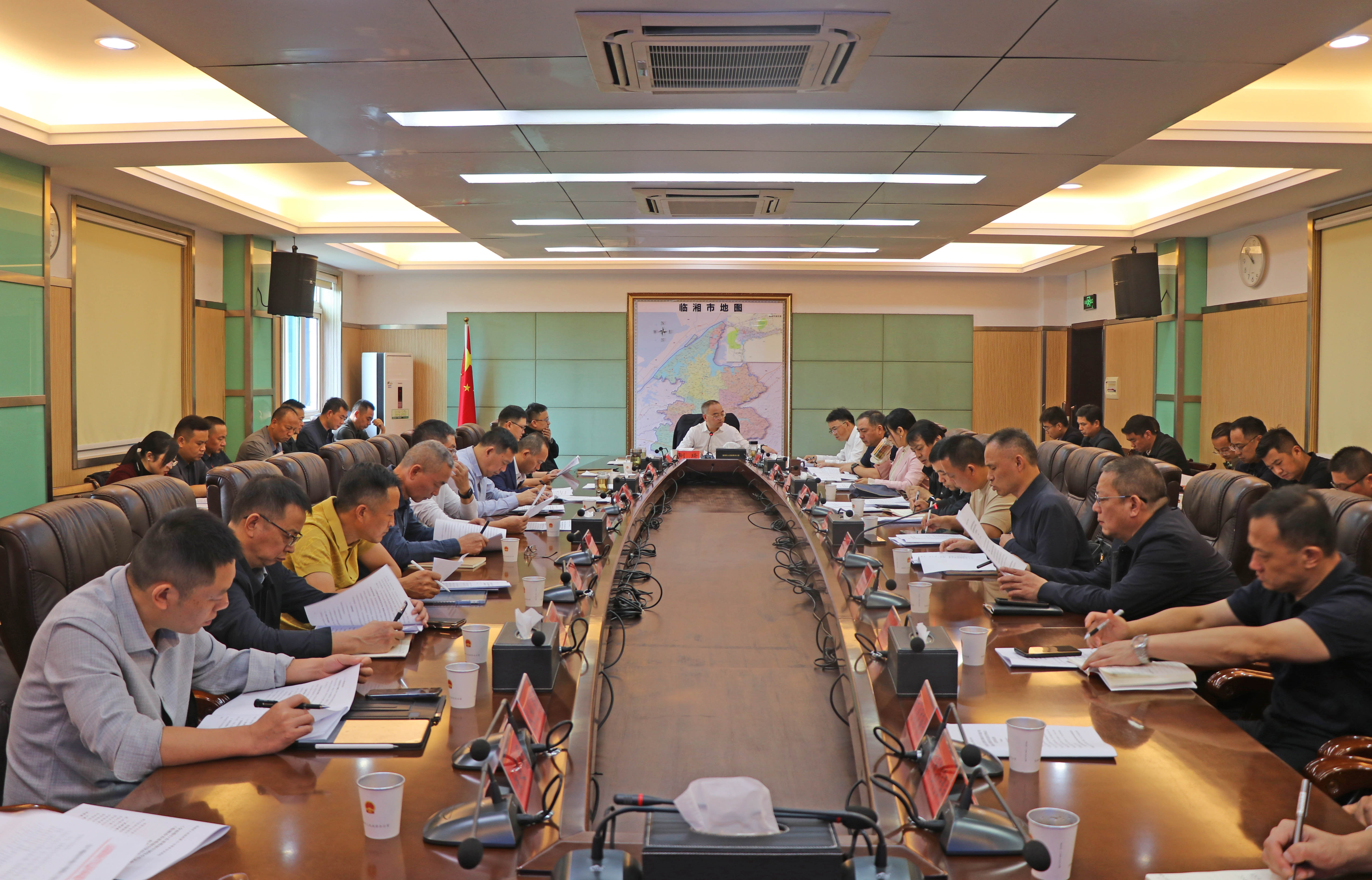 10.17书记 常务会IMG_2657.jpg